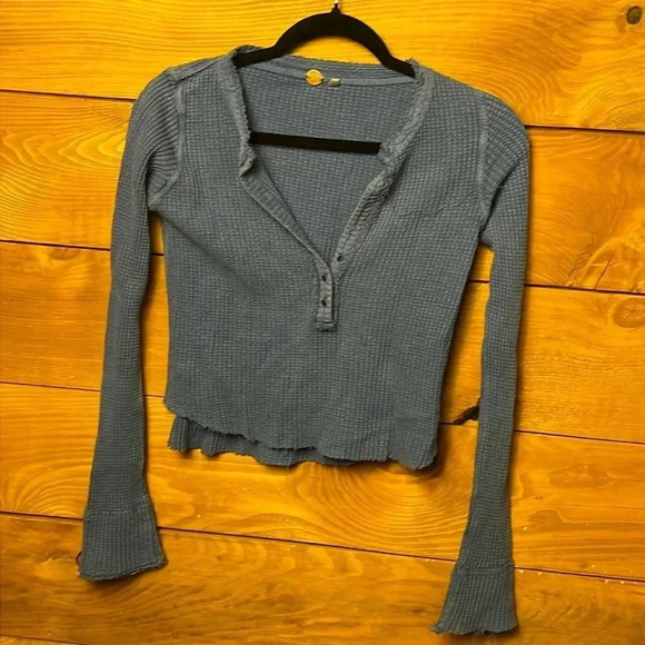 Free People Tops - Free people one women’s cropped long, sleeved‎ shirt blue button V-neck 17 PTP
